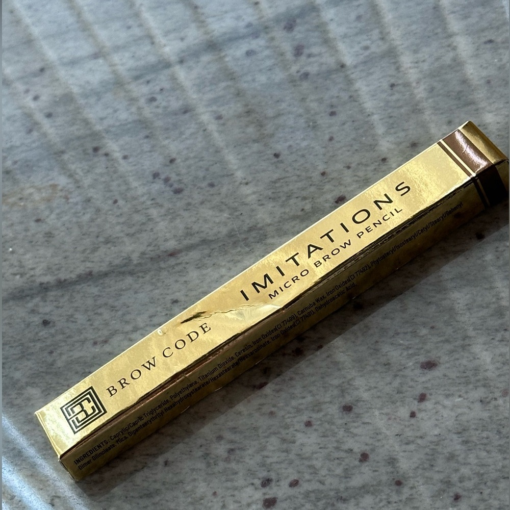 NEW IN BOX
Brow Code Imitations Micro Brow Pencil in Taupe